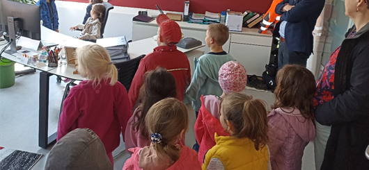 Kinder besuchen Burgermeister von Feldatal