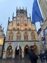 Das historische Rathaus Münster, Schauplatz der Preisverleihung – mit Europaflagge und Polizeipräsenz.