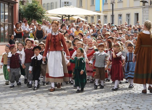 und Lore mit ihrer Kinderschar stemmt sich mit ihrem mutigen Kindermarsch dem Obristen  entgegen